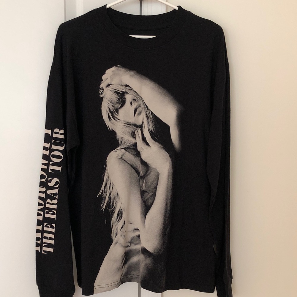 Taylor Swift Black Crewneck "The Eras Tour" Photo  long sleeve t-shirt.